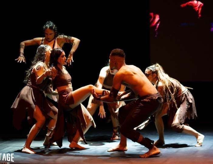 Grupo de bailarinos em cena no espetáculo Blackwood