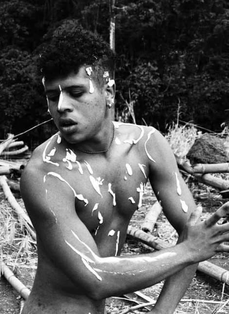 Paulo Vítor com o corpo pintado, em foto preto e branco